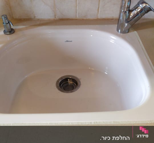 כיור מטבח עם ברז נירוסטה וניקוז
